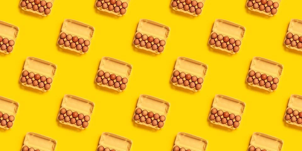 Seamless pattern. Natural organic chicken eggs in cardboard package isolated on Foto stock