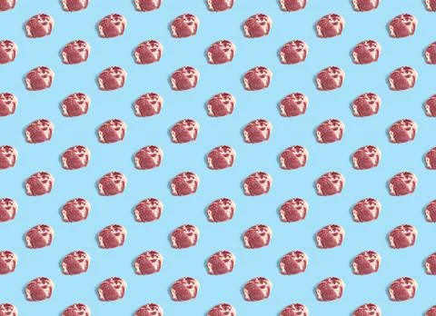 Seamless Pattern with raw pork meat slices on blue background, food pattern Foto stock