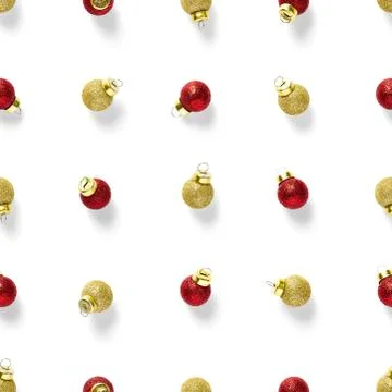 Seamless pattern with red and gold Christmas decorations on white background. Stockfoto's