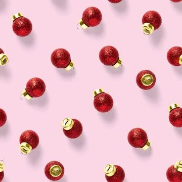 Seamless pattern with red Christmas decorations on pink background. Christmas Foto stock