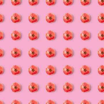 Seamless pattern with red pomegranate fruit on pink background. Minimal flat lay Foto stock