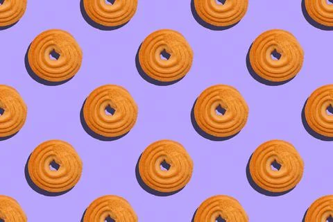 Seamless pattern with round cookies on a violet background Stock-Fotos