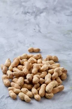 Seamless pattern shelled peanuts isolated on white background, top view, close Foto stock