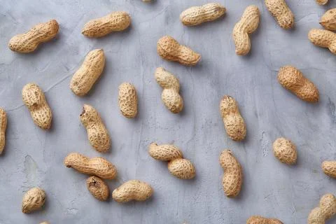 Seamless pattern shelled peanuts isolated on white background, top view, close Foto stock