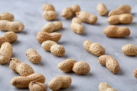 Seamless pattern shelled peanuts isolated on white background, top view, close Foto stock