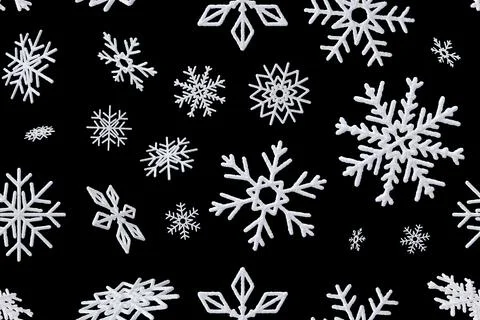 This seamless pattern showcases a variety of intricate snowflakes against a d 스톡 일러스트