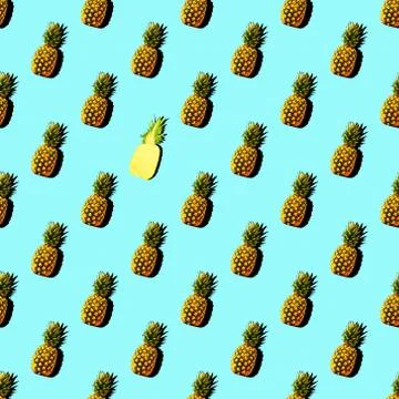 Seamless pattern with summer decoration of ripe pineapple with shadow. Foto stock