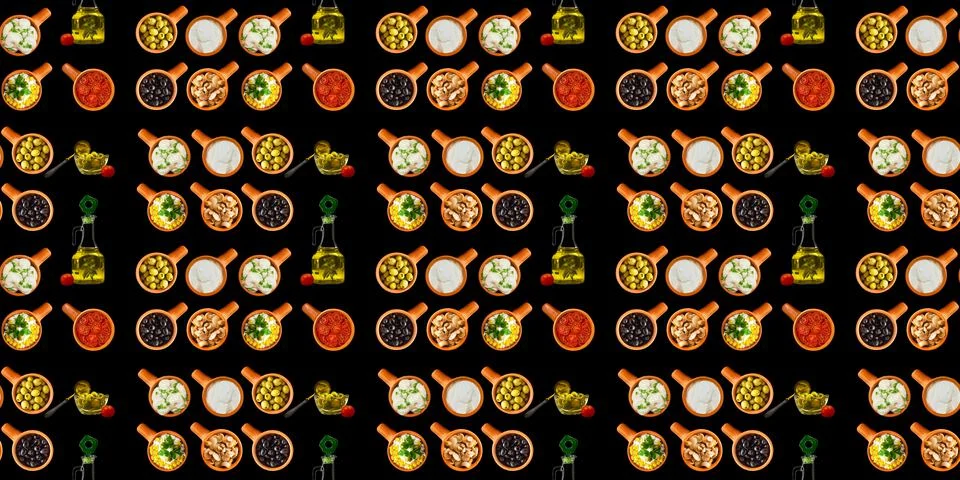 Seamless pattern with various snacks and ingredients in ceramic cups, on a black Foto stock