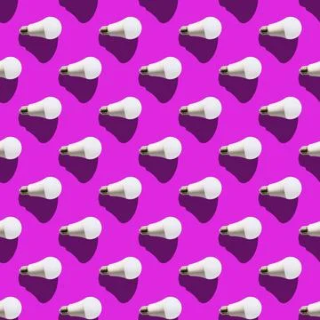 Seamless pattern. white lightbulbs is right on violet background. geometric a Stock-Fotos