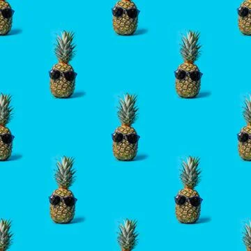 Seamless pineapple pattern in sunglasses highlighted on a blue background. Tr Foto stock