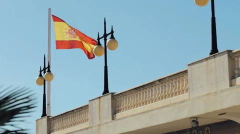 Seamless Spanish Flag waving in the wind with highly detailed fabric texture Vidéo 64680058