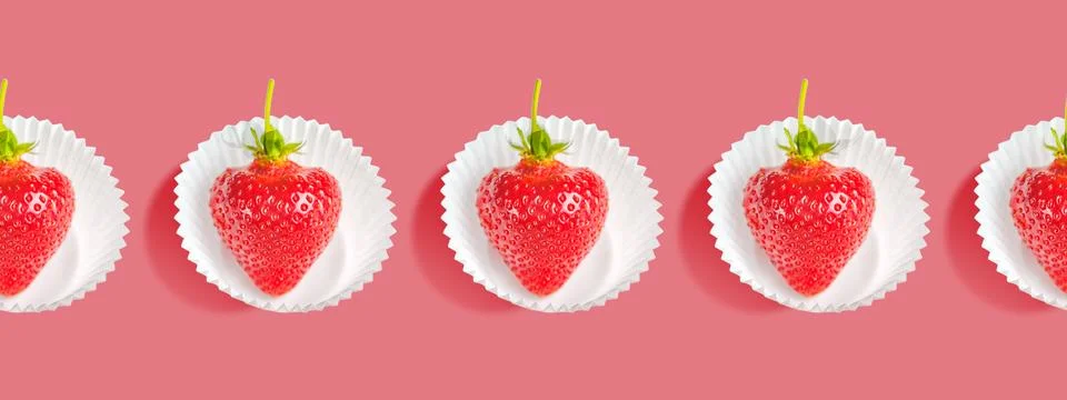 Seamless strawberry pattern in white paper baskets Stock Illustration