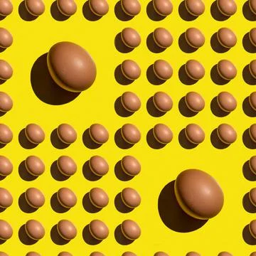 Seamless texture background pattern from eggs on a colored background. Minima Foto stock