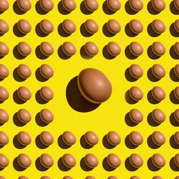 Seamless texture background pattern from eggs on a colored background. Minima Foto stock