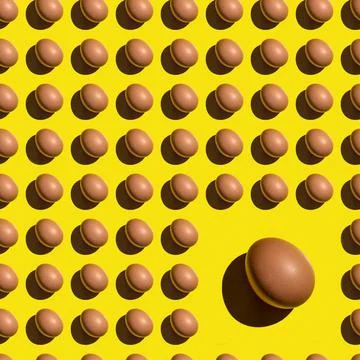 Seamless texture background pattern from eggs on a colored background. Minima 스톡 사진