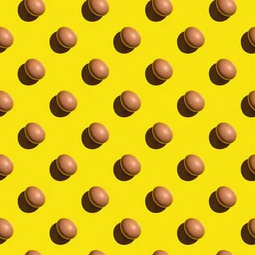 Seamless texture background pattern from eggs on a colored background. Minima Stock-Fotos