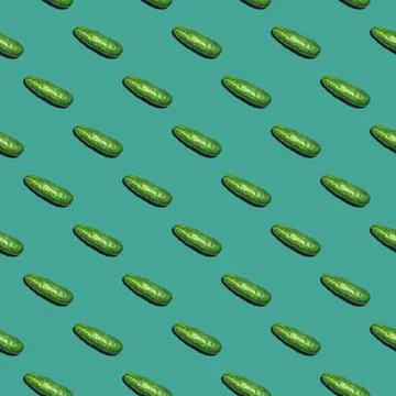 Seamless texture background pattern of fresh green cucumbers on a colored bac Foto stock