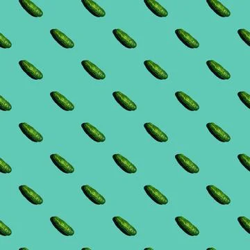 Seamless texture background pattern of fresh green cucumbers on a colored bac Foto stock