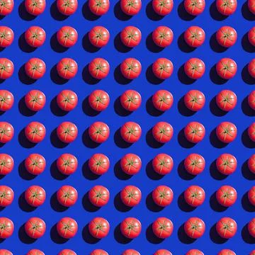 Seamless texture background pattern from fresh red tomatoes on a colored back Foto stock