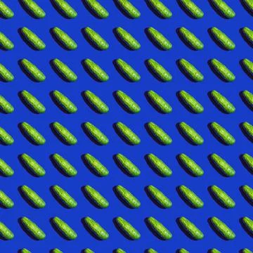 Seamless texture background pattern of fresh green cucumbers on a blue backgr Foto stock