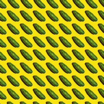 Seamless texture background pattern of fresh green cucumbers on a yellow back Foto stock