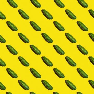 Seamless texture background pattern of fresh green cucumbers on a yellow back Stock-Fotos