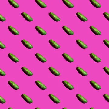 Seamless texture background pattern of fresh green cucumbers on a colored bac Stock-Fotos