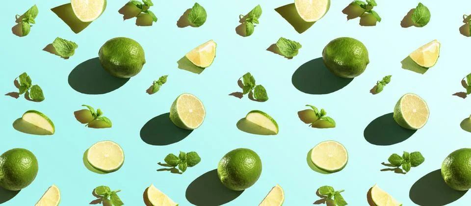 Seamless texture of lime with mint on a blue background. Top view. Stock-Fotos