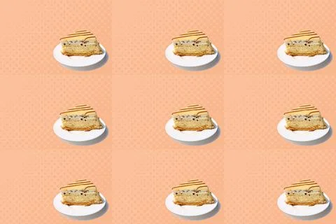Seamless texture, pattern with piece of biscuit cake with chocolate, cream, m Fotos de archivo