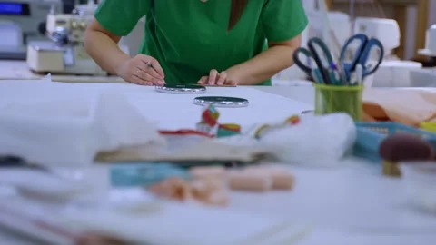 Seamstress drawing a sewing pattern at a workshop table Vídeo Stock 336247615