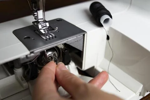 Seamstress replace spool in the sewing machine Foto stock