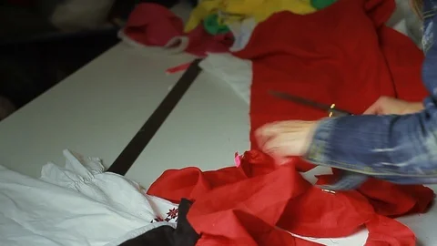 Seamstress with scissors cutting fabric Vídeo Stock 88913492