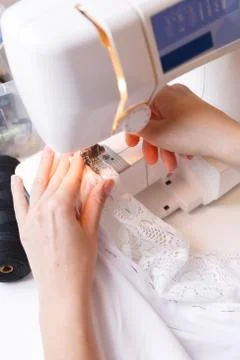 Seamstress scribbles cloth on sewing-machine Foto stock