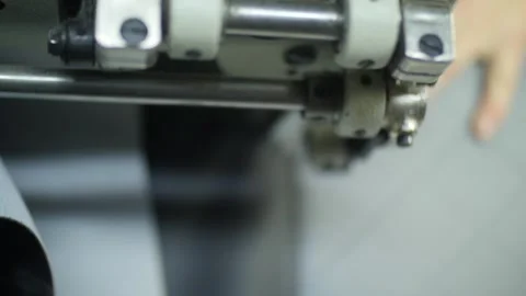 Seamstress sewing on a sewing machine Vidéo 130710617
