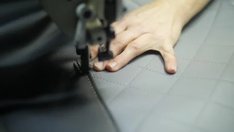 Seamstress sewing on a sewing machine Vidéo 130710683
