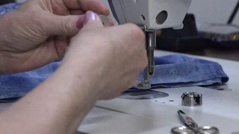 Seamstress sews on a sewing machine Видео 94158163