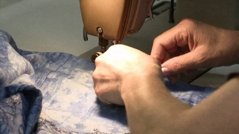 Seamstress sews on a sewing machine Vídeos de archivo 94275633