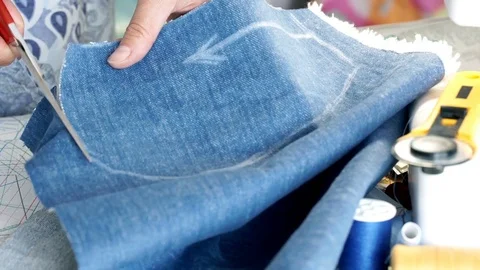 Seamstress using scissors and cutting the denim fabric Vídeos de archivo 78557832