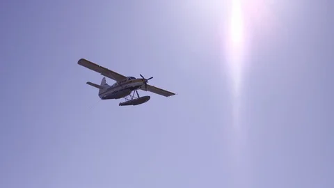 Seaplane flying overhead in slow motion Video stock 113485977