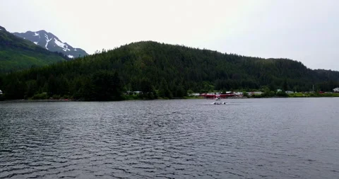 Seaplane taking off from lake Vídeos de archivo 138125154