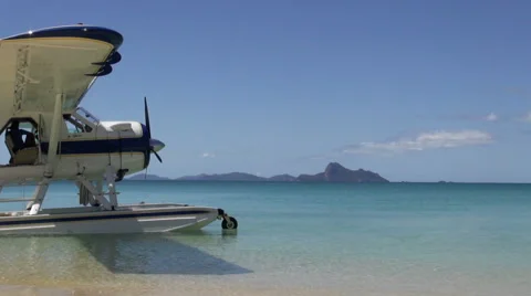 A seaplane on a tropical beach Video stock 48589943