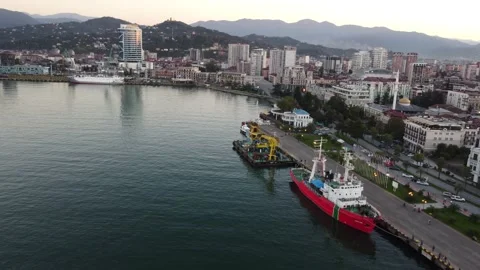 Seaport in the city Stockbeeldmateriaal 162701574