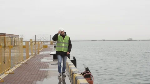 The seaport worker is in port Видео 99352028