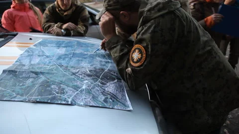 Search engines work with a paper map of the area on the hood of the car Video stock 166663161