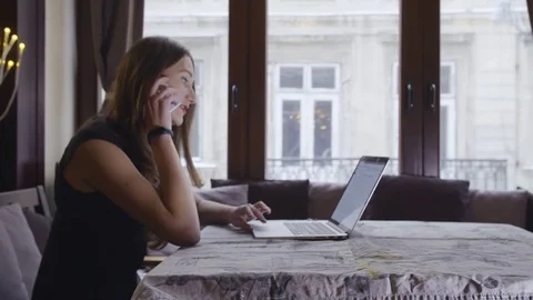 Search Information And Explaining by Cellphone 스톡 동영상 71929442