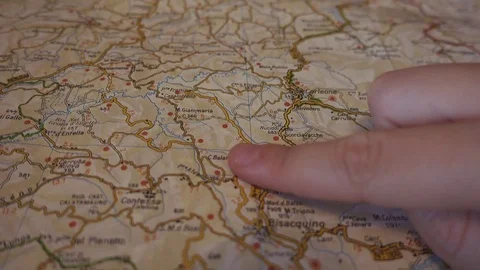 Search on map with finger Stockbeeldmateriaal 77615940