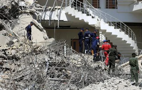 Search for missing people in a building collapse in Baghdad, Iraq - 02 Oct 2022 Fotos de archivo