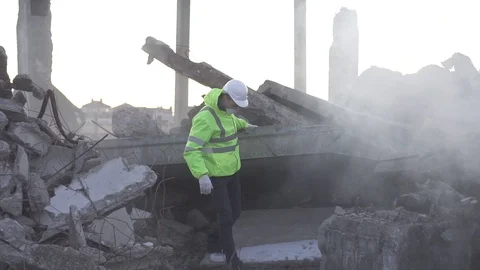 Search for missing people in the rubble after a hurricane or earthquake Vídeos de archivo 97598858