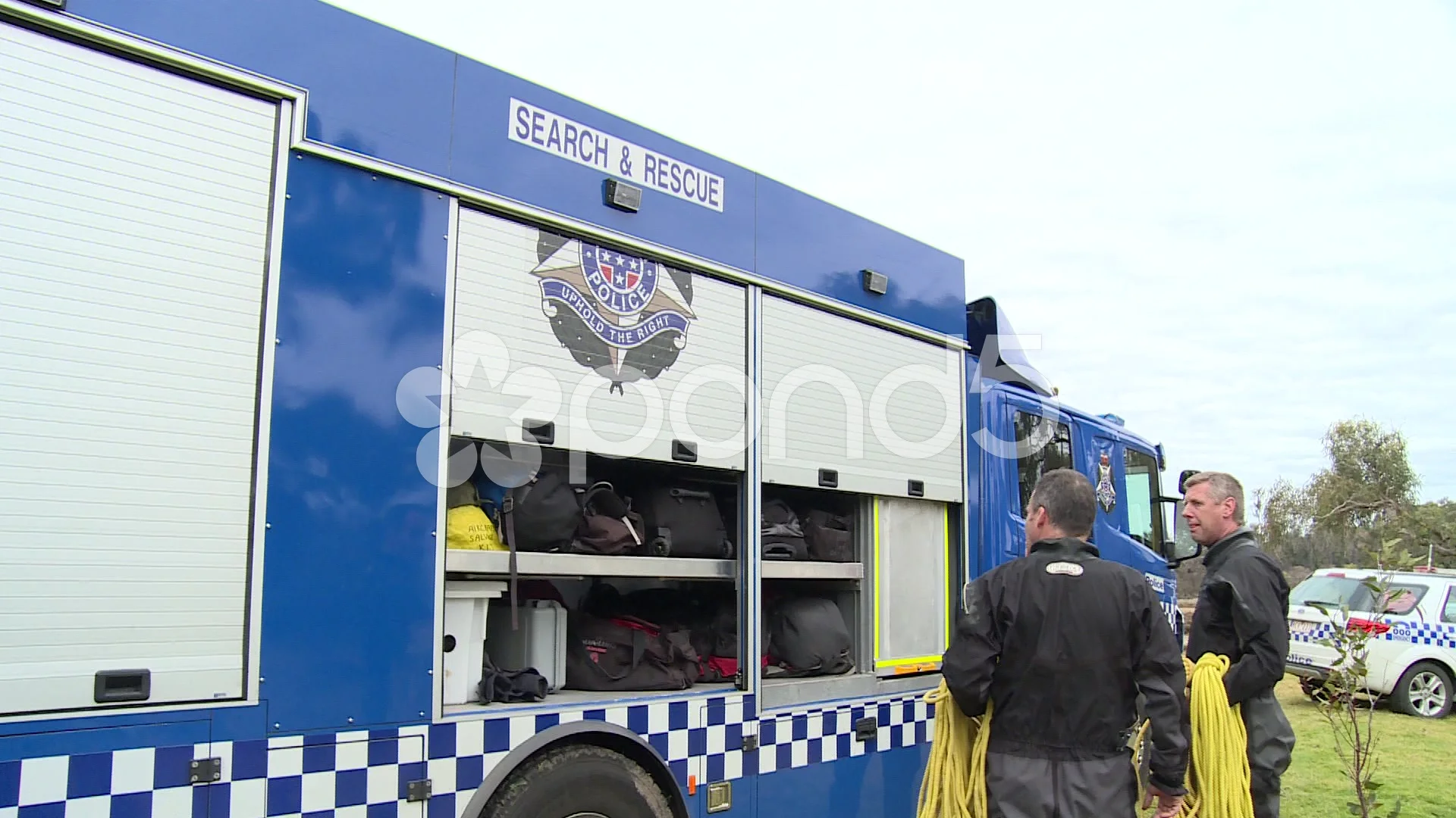 search-rescue-police-divers-truck-053760