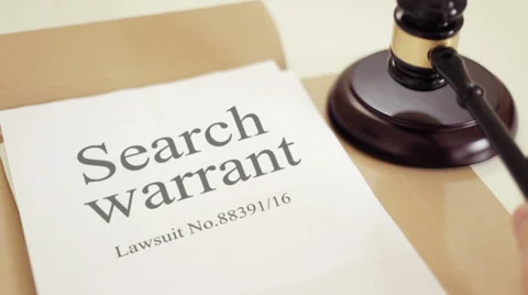 Search warrant document with gavel placed on desk of judge in court Vidéo 59560399